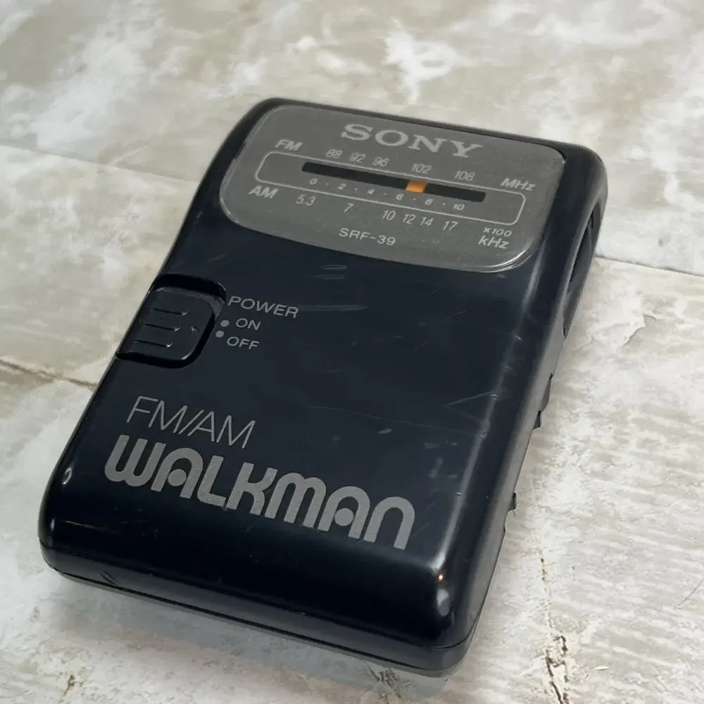 Sony SRF-39 FM/AM Walkman Portable Radio & Belt Clip W/Headphones TRH-2 Tested